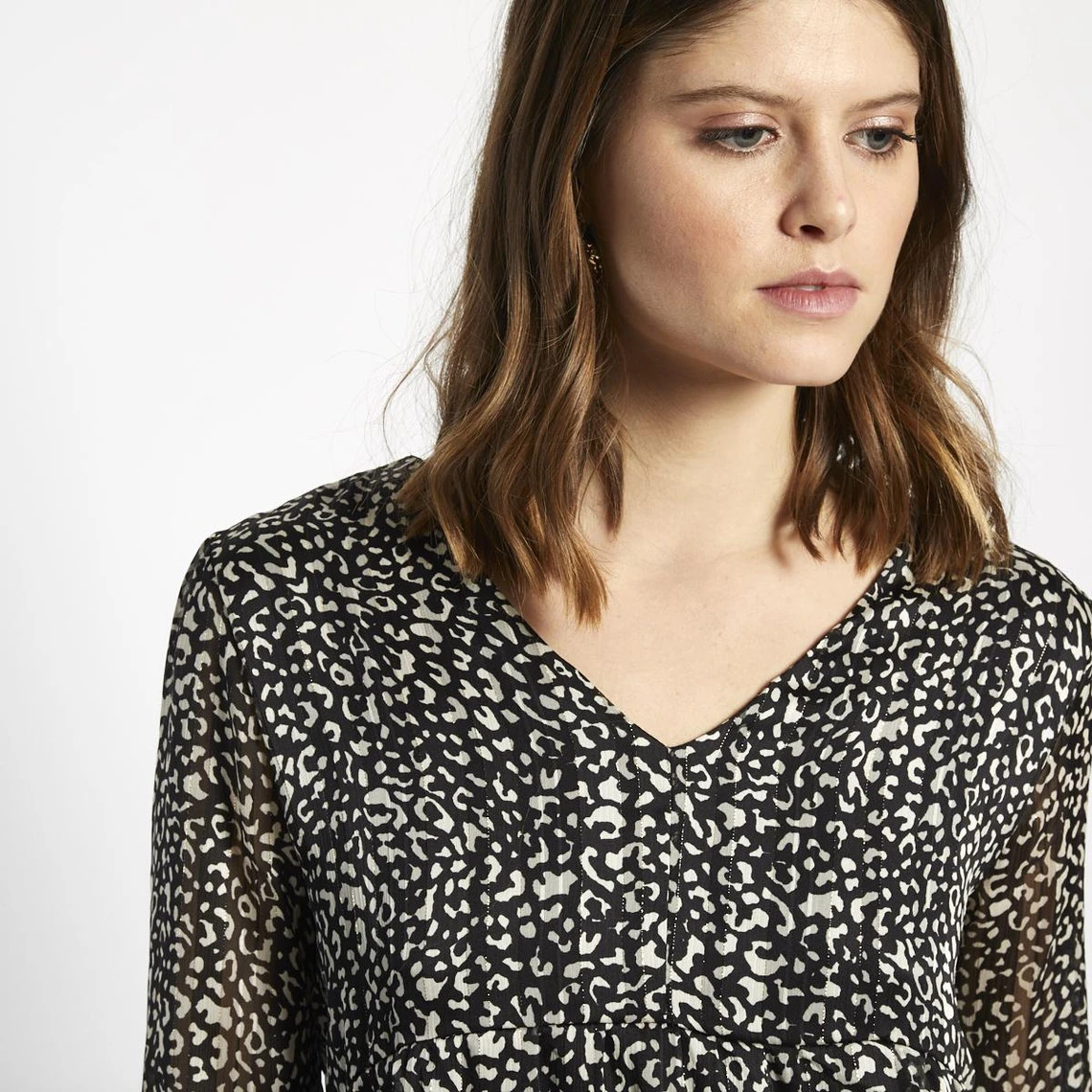 Blouse Col V Imprimée Léopard Célia | Blouse 3 SUISSES – Image 4
