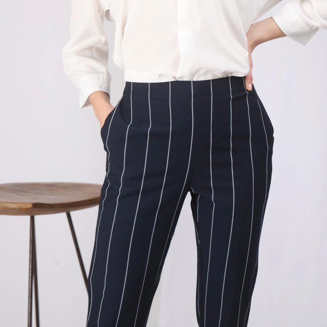 Pantalon Rayé Taille élastique Poches Et Pinces Dos Femme - Rayé Bleu Marine | 3 SUISSES – Image 4