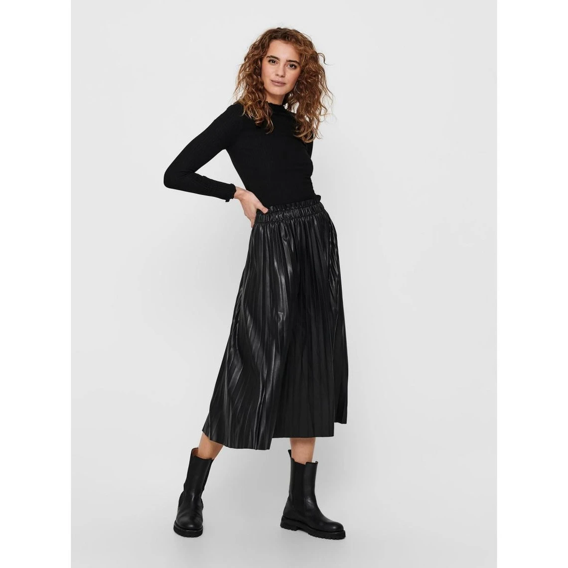 ONLY Top Noir | 3 SUISSES – Image 2